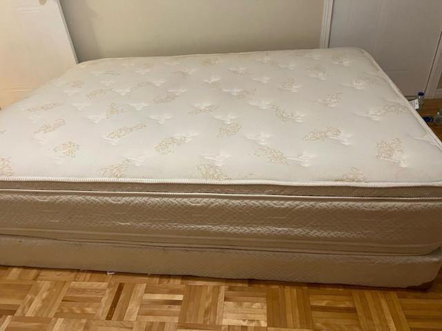 Queen Mattress with Box Spring dans Lits et matelas  à Ville de Montréal - Image 2