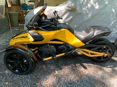 Spyder f3 2017 édition Daytona. Super propre. Dossier passager disponible ou petit coffre jaune si v...