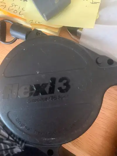 LAISSE FLEXI 3-5. Noir jamais servi. fonctionne très bien.5m. jamais servi comme neuf never used