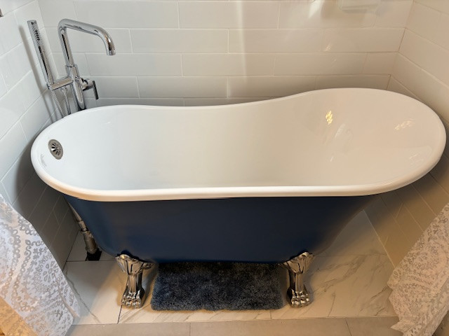 Beautiful new soaker tub with stand alone water tap in Plumbing, Sinks, Toilets & Showers in Edmonton