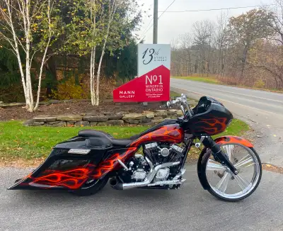 2015 Harley Road Glide ! Only 9000 kms 6 speaker stereo - 103 with panhead rocker box covers -26 inc...