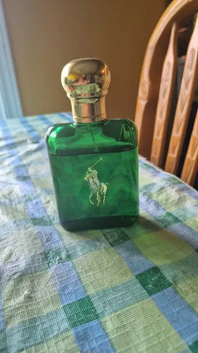 Je vends ce parfum Polo Ralph Lauren, un classique intemporel qui offre des notes boisées et élégant...