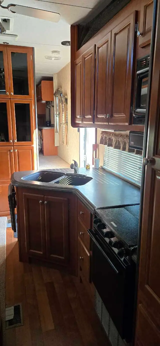 37' toy hauler 5th wheel in RVs & Motorhomes in Grande Prairie - Image 3