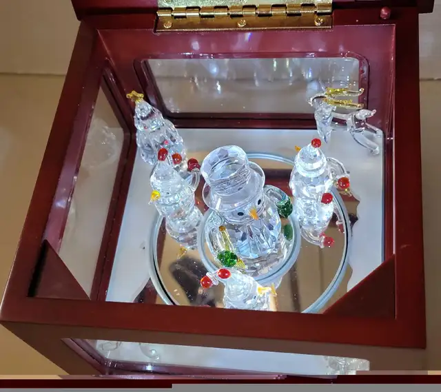 Vintage Gold Abel Collection Crystal Showcase Music Box  in Arts & Collectibles in Oshawa / Durham Region - Image 5