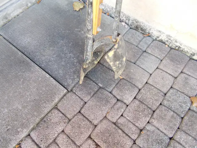 Shovels - Hole Digging in Hand Tools in Mississauga / Peel Region - Image 3