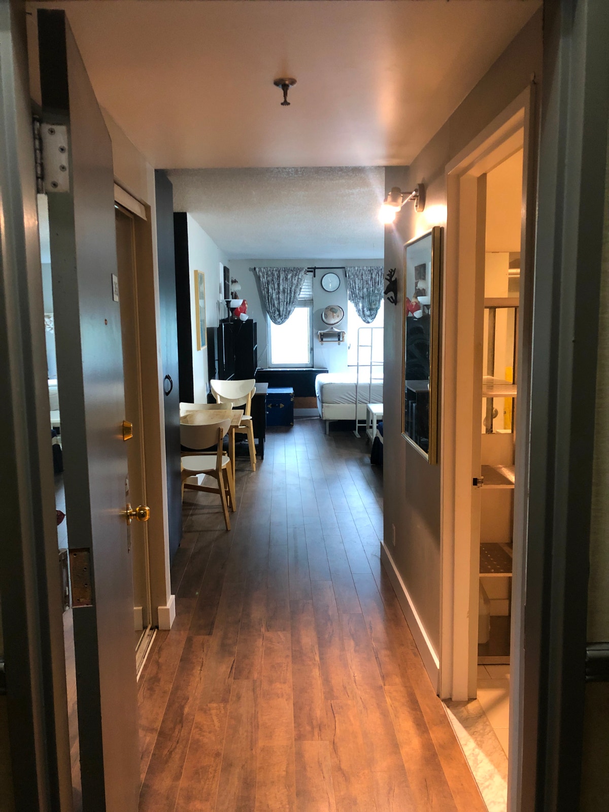 Fully furnished studio in prime downtown location - $1450 — photo 2