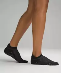 NWT: Lululemon women's grip socks (M / sock size 6.5 - 8.5)