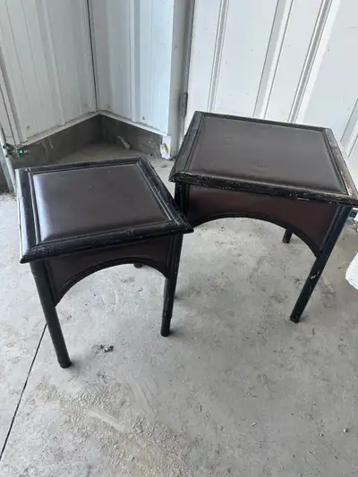 Set of 2 nesting side tables. Leather top, bamboo wood. Excellent condition