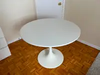 Elegant Modern White Round Table - DOCKSTA