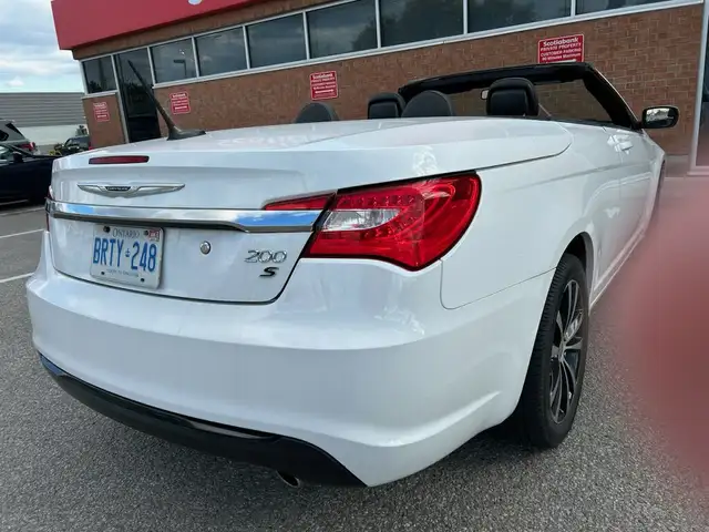 2012 Chrysler 200 S Convertible  in Cars & Trucks in Markham / York Region - Image 3