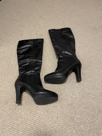 Ladies leather boots - size 9