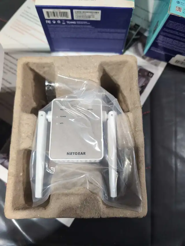 NETGEAR AC1200 WiFi Range Extender in Networking in London - Image 3