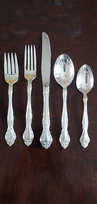 Oneida Affection 40-Piece Flatware Set