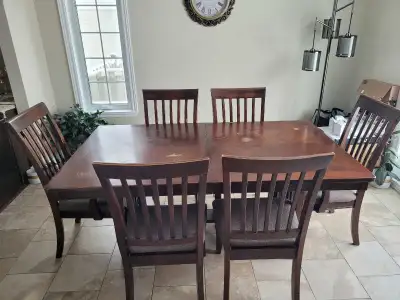 Table de Salle à manger à donner., View more