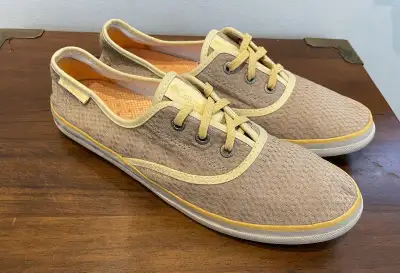 olumbia Vulc n Vent Lace II Canvas Sneakers (women's size 7.5 M) -Color: British Tan/Stinger -Canvas...