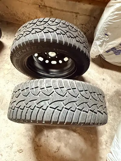 Winter tire set of 4 With rims almost brand new Two month use only 205/60/R16