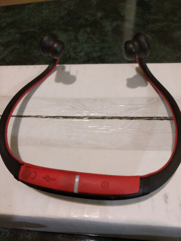 Motorola MOTOROKR S9 Bluetooth Active Headphones (Red,Black)USED dans Appareils électroniques  à Edmundston - Image 2