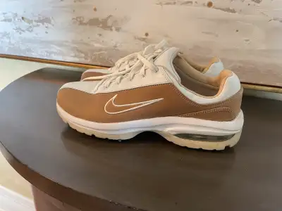 Nike Ladies Golf Shoes size 6/6.5 US Step up your golf game with these Women’s Nike Golf Shoes, size...