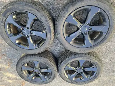Selling a set of four Jeep rims paired with Pirelli tires, sized at 265/50R20. These rims have been...