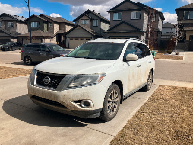 2013 White Nissan Pathfinder 4WD SV | Heated Seats | Parking Aid in Cars & Trucks in Edmonton