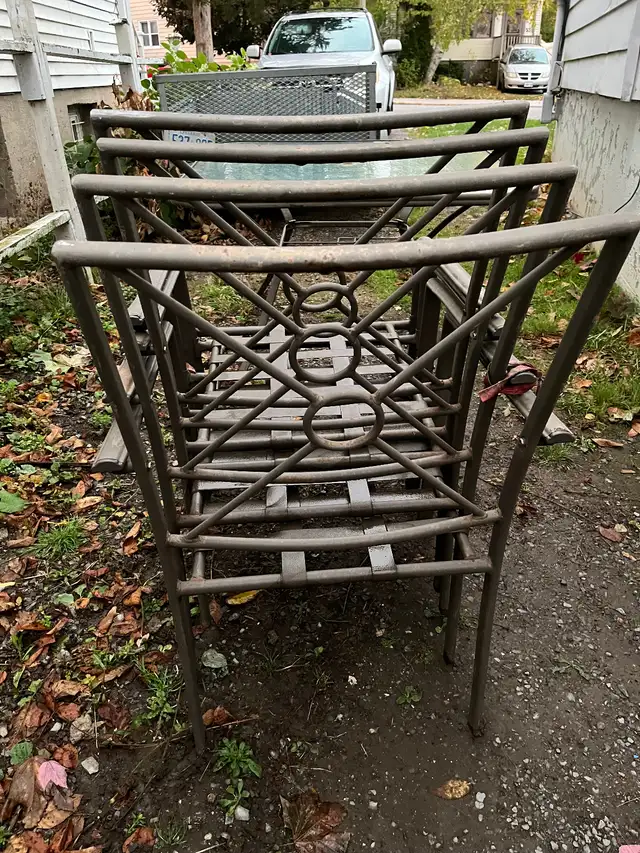 Patio Table and 4 chairs in Patio & Garden Furniture in Kingston - Image 4