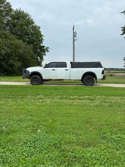 2014 ram 3500 slt 500000 km Crew cab long box Cloth interior with carhartt seat covers Egr, def and...