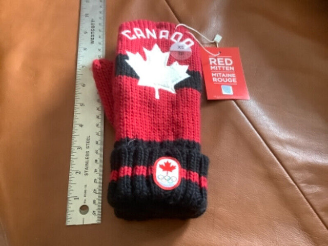 2018 PYEONG CHANG CANADA OLYMPIC MITTS - NEW W/ TAGS- HBC - XS in Arts & Collectibles in Thunder Bay - Image 4