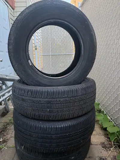 À vendre 4 pneus d’été 225/65R/17 Good year Assurence