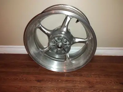Mags de moto de marque Yamaha (original) Comme neuves, 1 an d'utilisation . Valeur de $1200 chaque