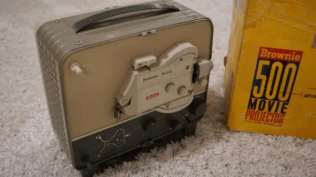 Vintage KODAK BROWNIE 500 8mm movie projector in Arts & Collectibles in Saskatoon - Image 9