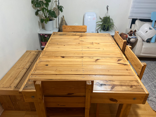 dining table with bench and 4 chairs dans Mobilier de salle à manger et cuisine  à Ville de Montréal