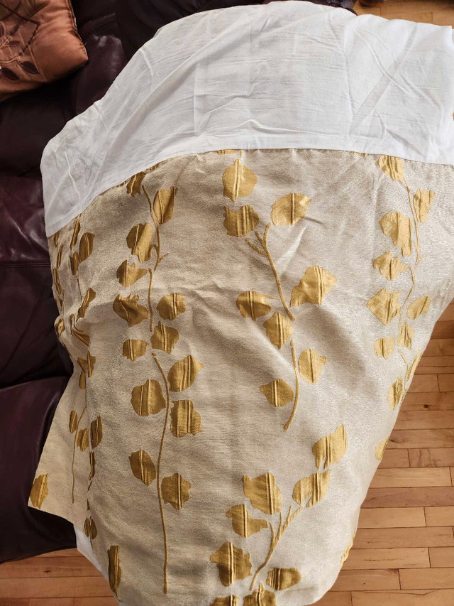 Bed skirt in Bedding in Calgary - Image 2