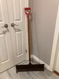 Steel snow shovel with wooden handle