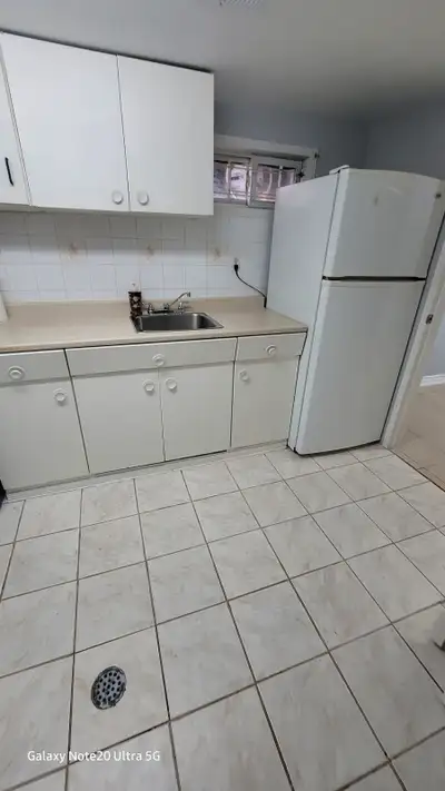 Sep. Ent, private, 1-BDRM BSMNT Apt - KENNEDY GO