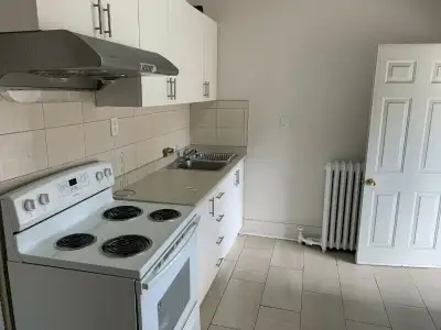 Beautiful Bright 4 Bdrm Apt.  3 min to Greenwood Subway/Danforth