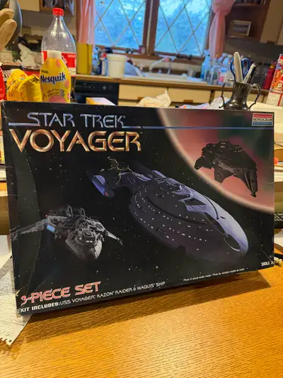 Here is a hard to find 1996 issue 3 pc set Star Trek Voyager. model kit- new in box unassembled- top...