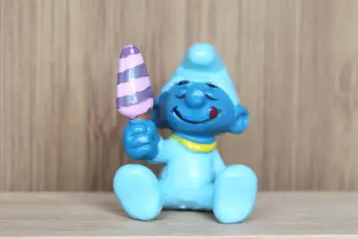 Figurine fabriquée sur l'île de Macao en l'année 1984 variété collet jaune... sa cote est de 2 sur 5...