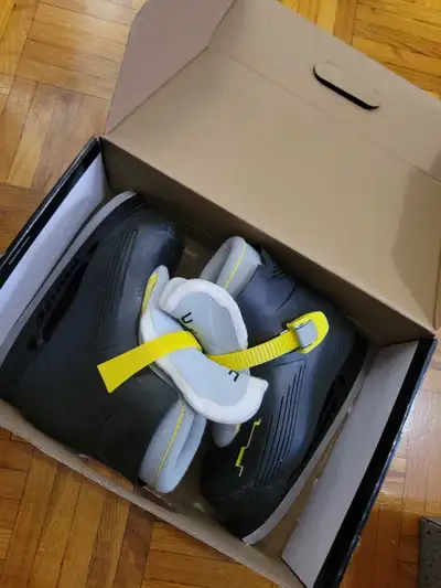 VIC lil pro ice skates - size Y12-13, View more