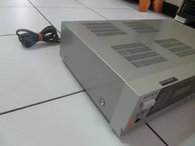 Classic Sony Model STR -AV330 AM/FM Stereo Receiver Circa 1984 in Stereo Systems & Home Theatre in Mississauga / Peel Region - Image 6