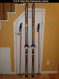 Skis de fond vintage en bois avec bâtons, 60$.