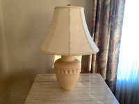 Lampe de table vintage beige sur base en métal amovible