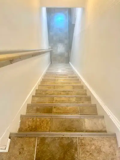 2bedroom apartment for rent in downtown Woodstock. Newly renovated secure entrance, laundry in suite...