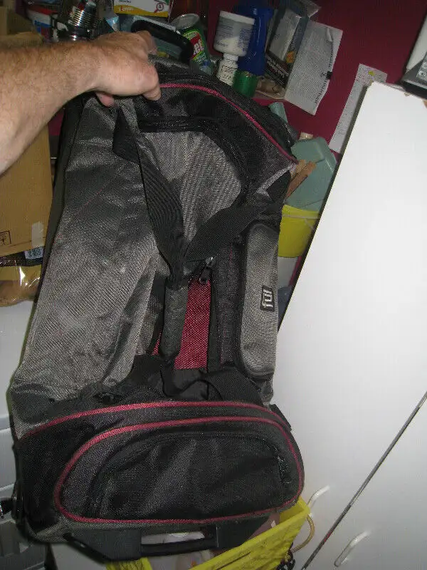 NEW or LIKE NEW SPORTS / EQUPIMENT BAGS in Hockey in Regina - Image 5