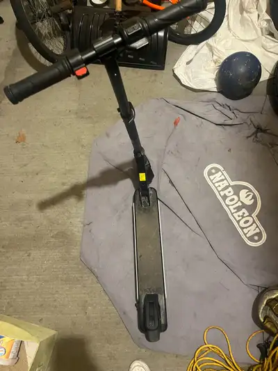 Great kids e-scooter. Goes 10mph (16kmh) at full speed. It’s a little dirty just clean with some wat...