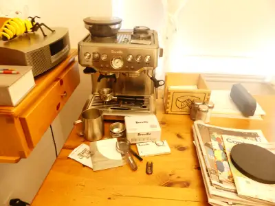 Machine à café espresso Breville comme neuve, a servi à faire une vingtaine de cafés. Raison de la v...