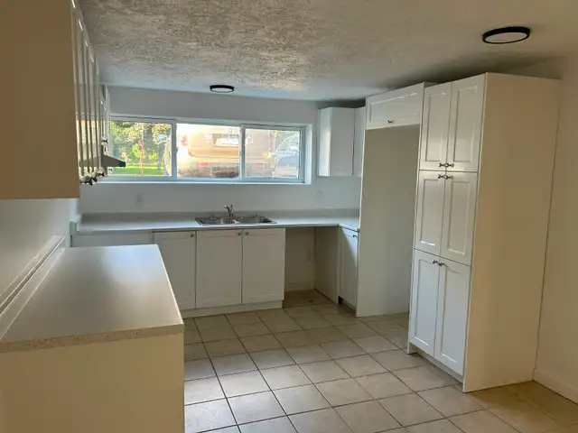Beautiful 4 1/2 Renovated Apartment, Hot Water Included, West Island – Close to Everything