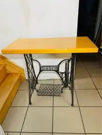Table antique avec pied de machine à coudre