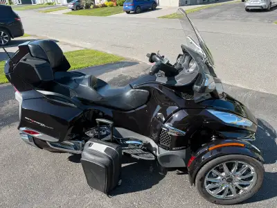 Can-am Spyder 2014 limited tout équipé avec seulement 46123km de couleur noir cerise. Moteur 1330cc...