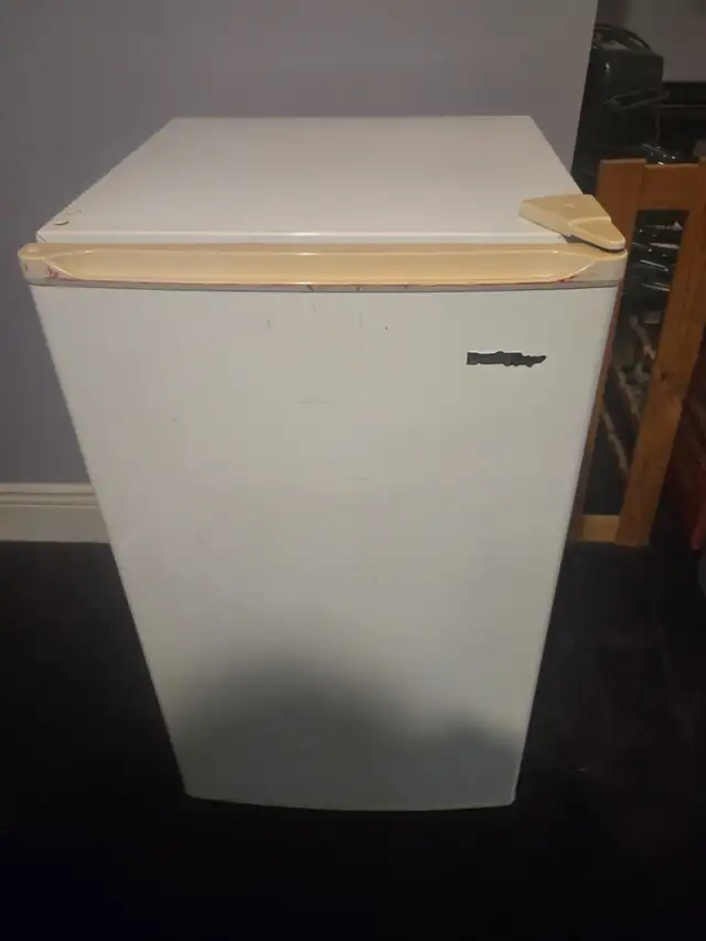 Bar Fridge Darby in Refrigerators in City of Halifax - Image 2