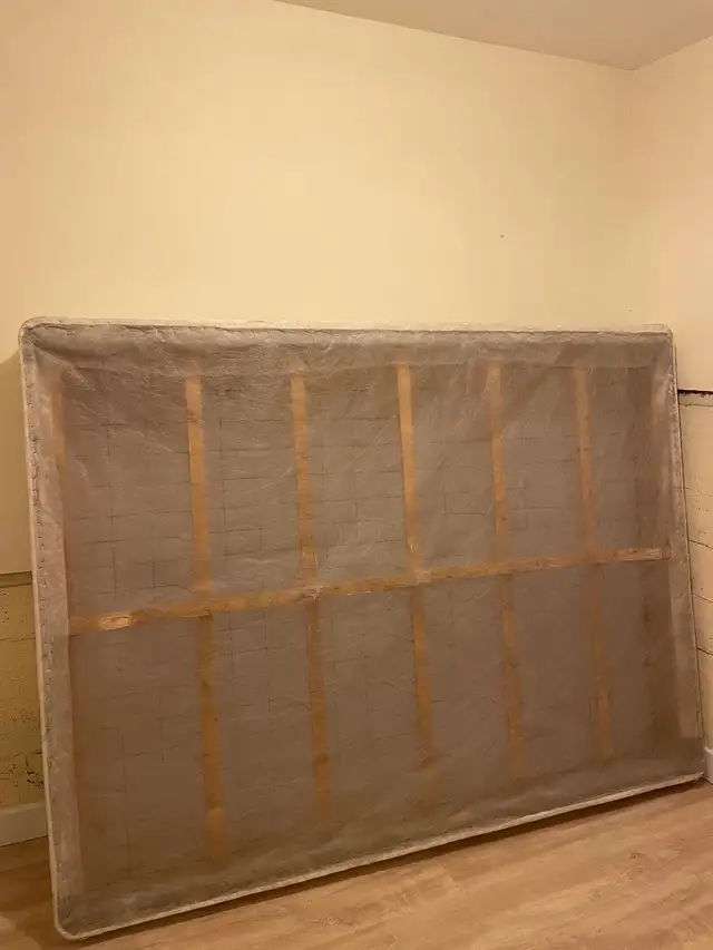 Beautyrest Queen Size Box Spring in Beds & Mattresses in North Shore - Image 3